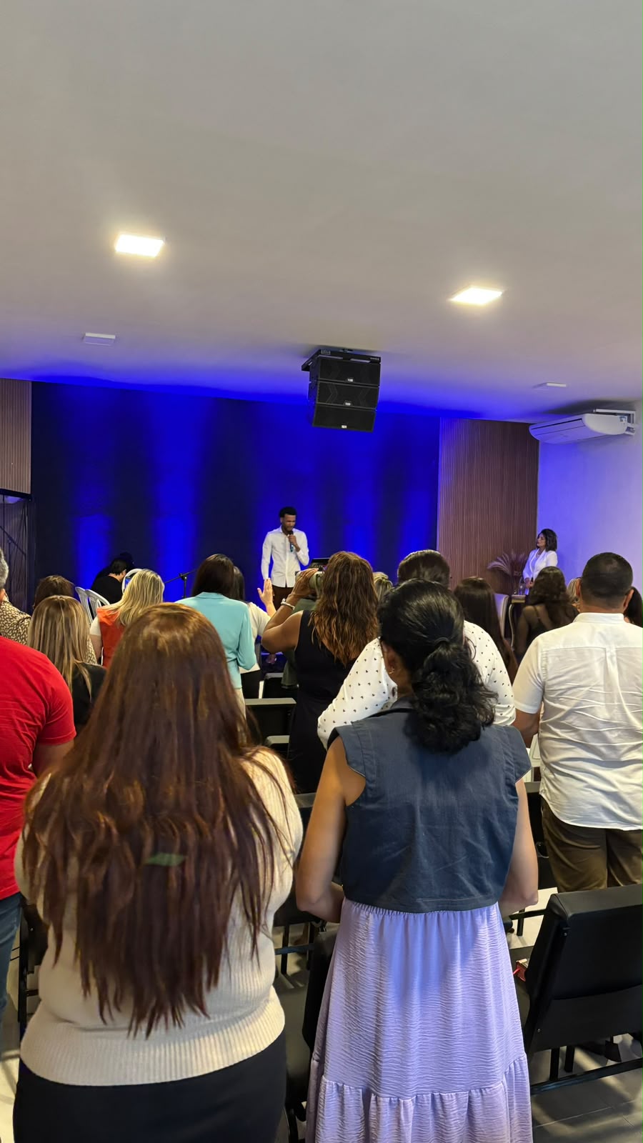 Comunidade reunida no culto