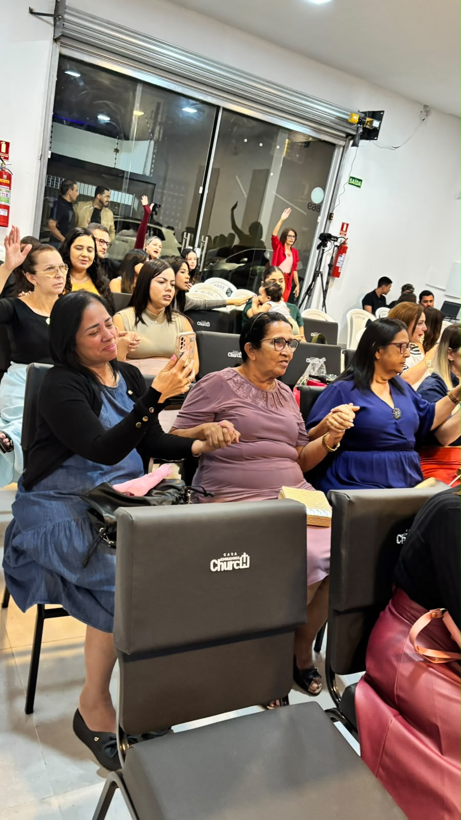 Famílias reunidas na igreja